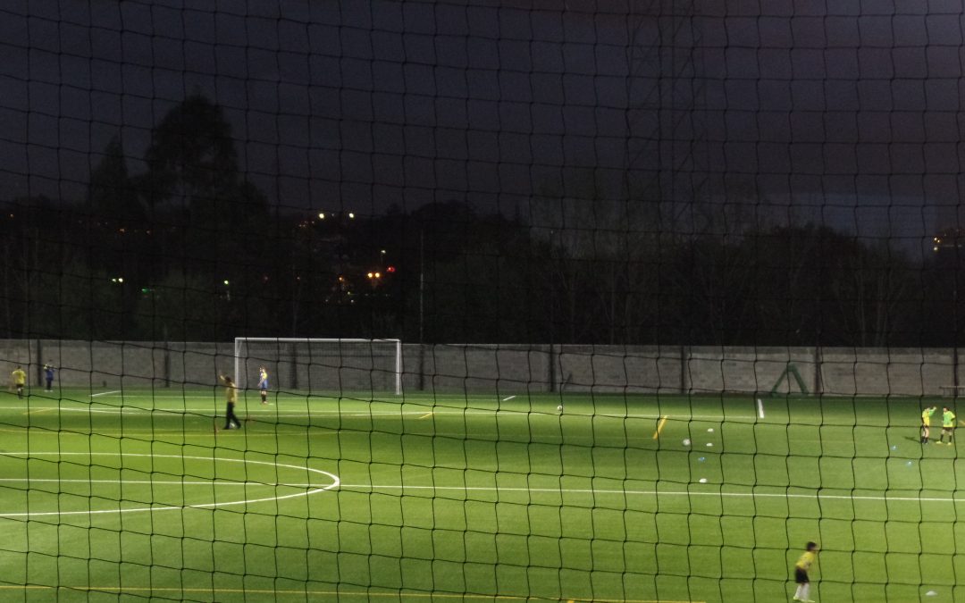 Imagem completa de uma das torres de Iluminação do Estádio do Complexo Desportivo de Leça da Palmeira
